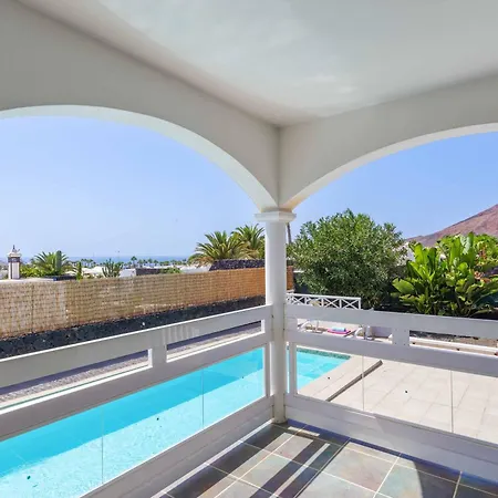 Mendi Gorri Villa Playa Blanca